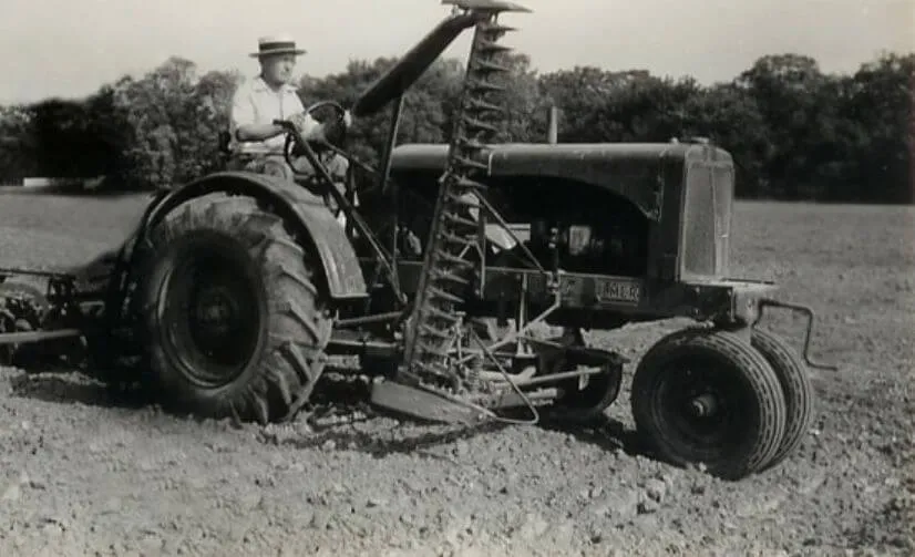 Hyman Korman Inc. Builde rs loading gravel, 1930s